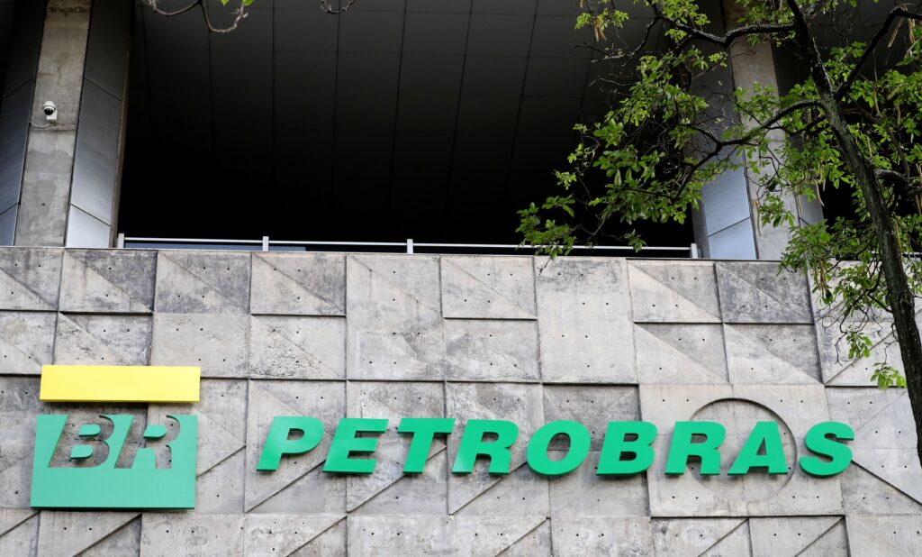 Petrobras aumenta preço do diesel em R$ 1, mas reajuste será neutralizado por subsídio do governo