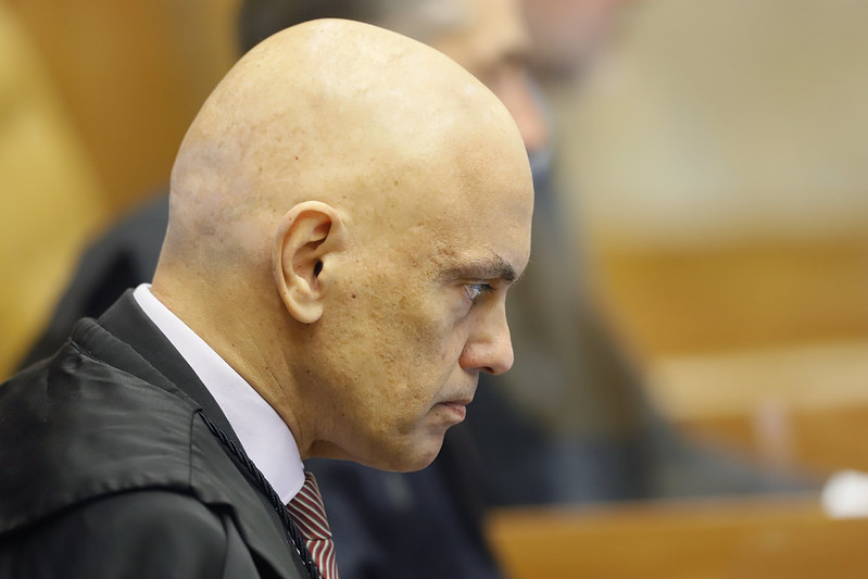 Vídeo mostra Moraes e Viviane saindo de jatinho ligado a Vorcaro