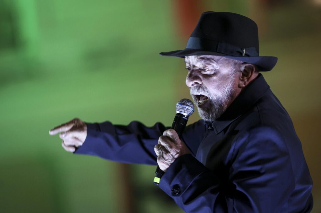 Lula diz que é preciso parar com 'babaquice de fazer superávit' para governo investir
