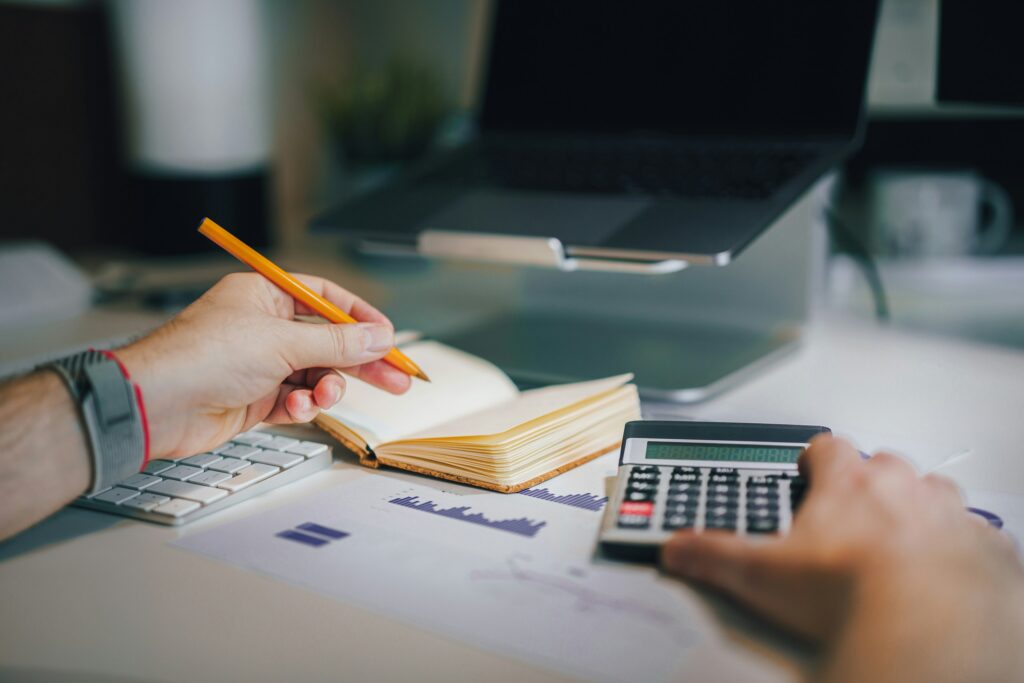 Problemas financeiros podem acelerar o envelhecimento do cérebro, diz estudo