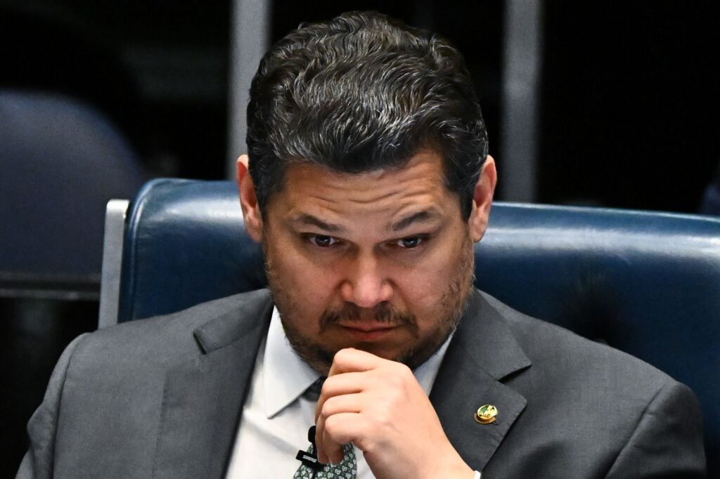 Mensagens apontam proximidade entre Alcolumbre e Vorcaro; senador nega