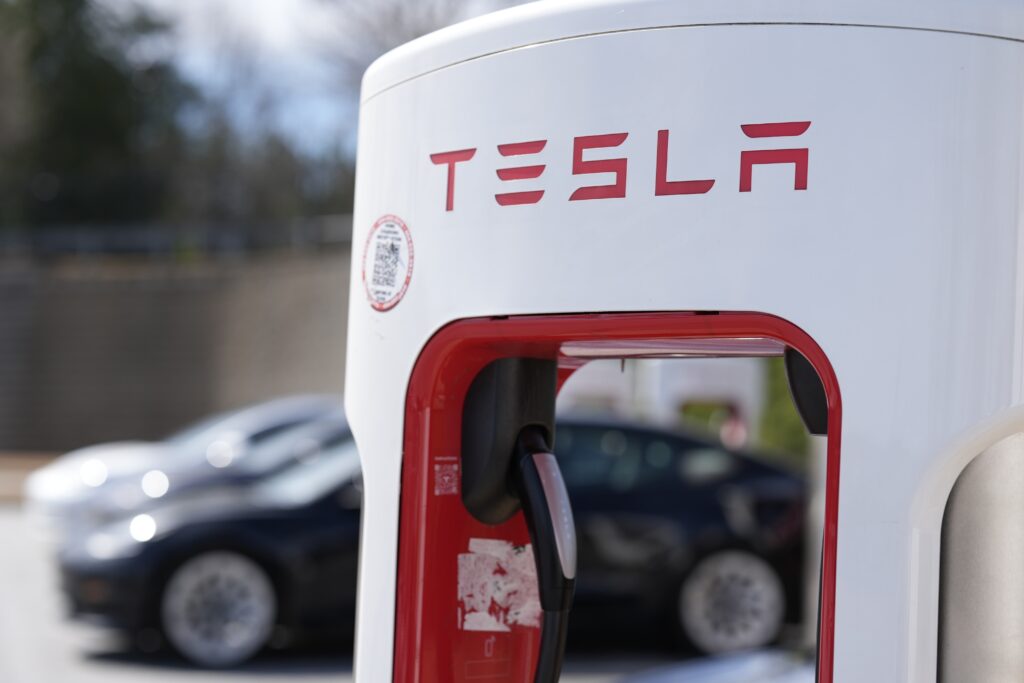 Tesla é julgada por suposta discriminação contra trabalhadores negros