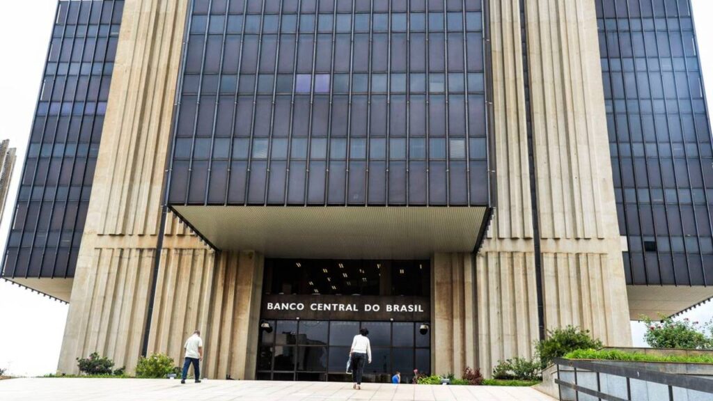 Vorcaro pagou viagens de servidores do BC a Paris e Disney, diz PF