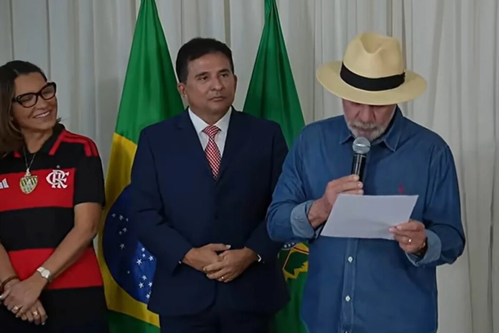 Após polêmica com Flávio, Janja aparece usando medalha de Nossa Senhora