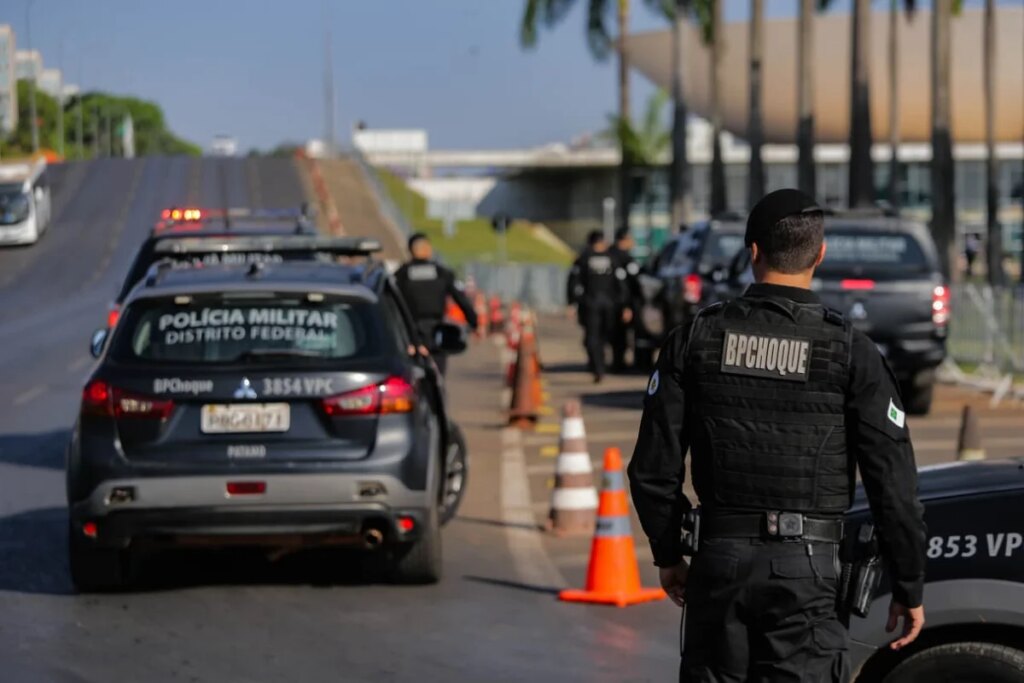 Faixas do Eixo Monumental em frente ao STF são bloqueadas para trânsito