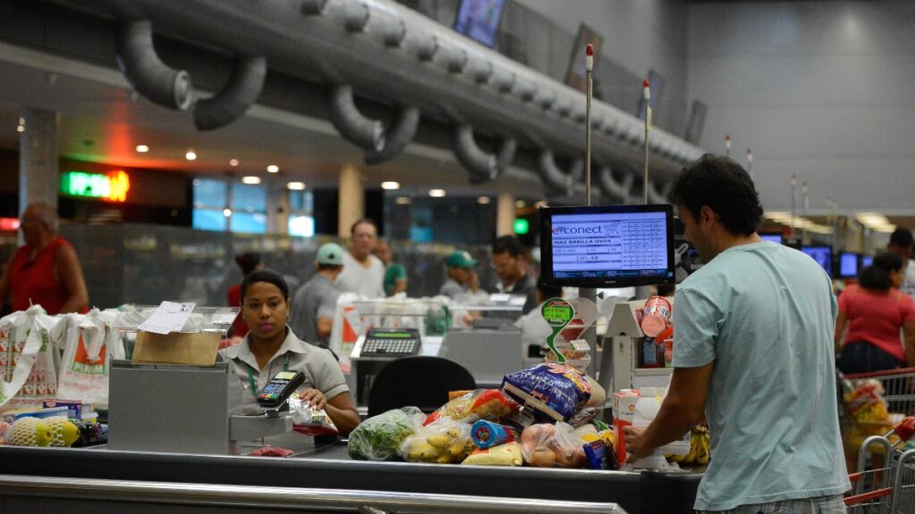 Conta de luz, alimentos e gasolina sobem e pesam na prévia da inflação de setembro