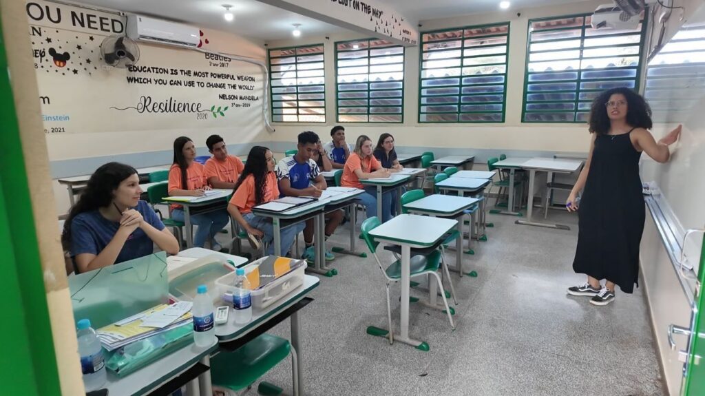 Jovens entram no ensino médio, mas 1 em cada 5 não chega ao diploma