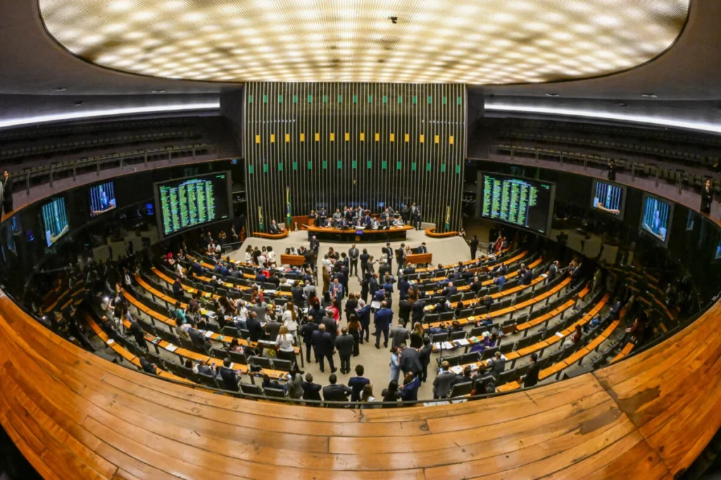 Deputados eleitos são em média 4 vezes mais ricos que candidatos derrotados