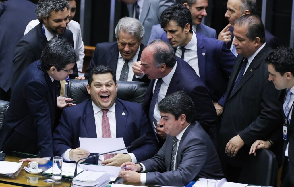 Alcolumbre articula fim da escala 6x1 para tentar reeleição no Senado