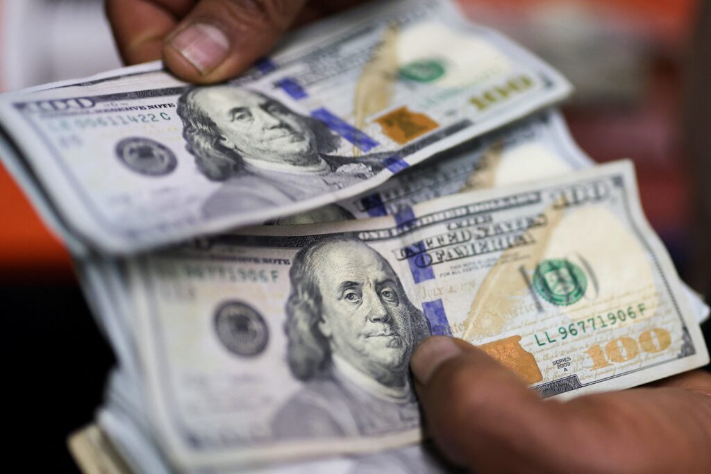 Dólar sobe, fecha a R$ 5,02, e Ibovespa avança com Petrobras e cenário eleitoral no Brasil