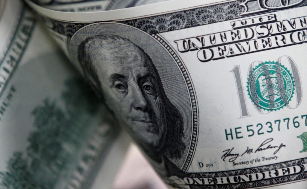Dólar cai mais de 4%, com foco em Lula e Flávio no 2º turno