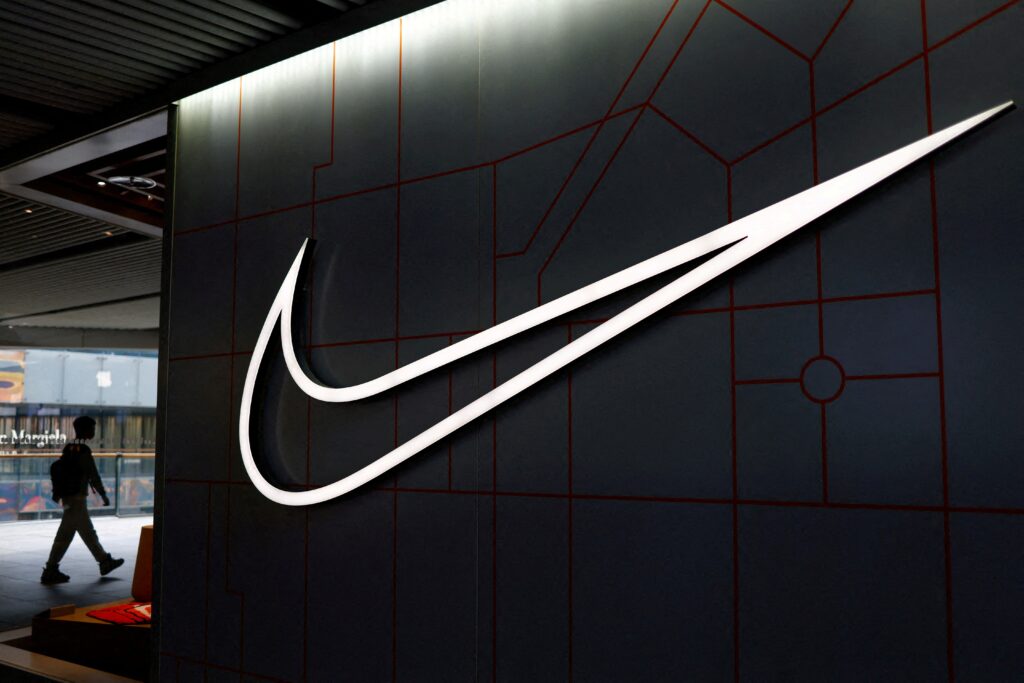 Crise da Nike se agrava, e empresa anuncia novos cortes de empregos