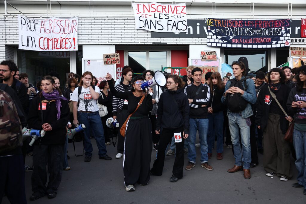 Greve de alunos do ensino médio na França ganha apoio de universidades