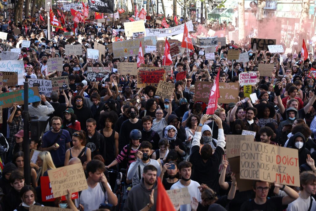 Alunos e professores protestam na França no maior dia de mobilização