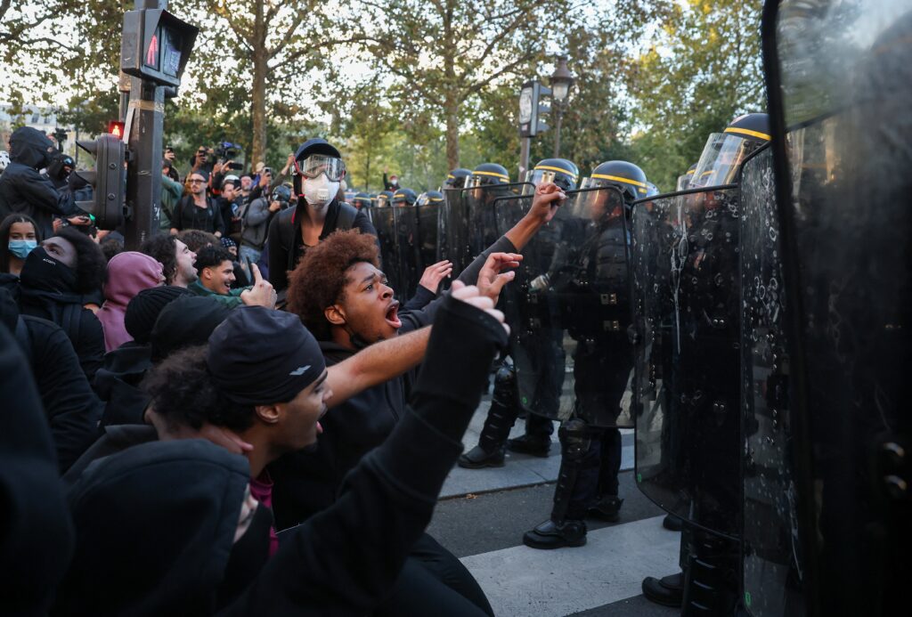 VÍDEO mostra confronto de policiais e estudantes em protesto em Paris