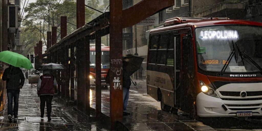 Tempo fica chuvoso em grande parte do país nesta segunda-feira