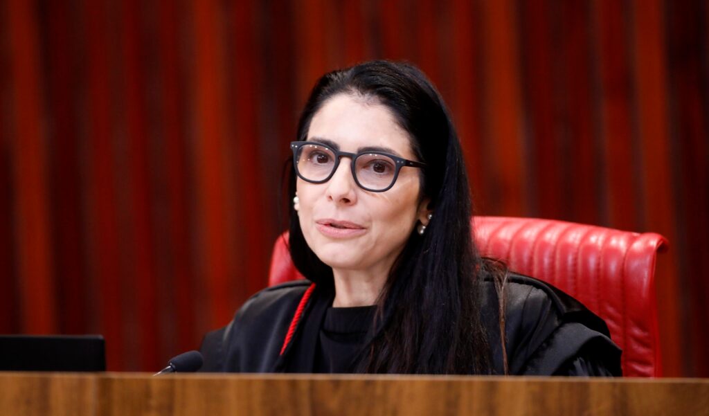 Quem é a ministra do TSE que provocou cancelamento do debate