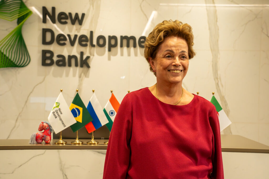 Dilma Roussef vota em BH sob vaias e gritos de "Lula ladrão"