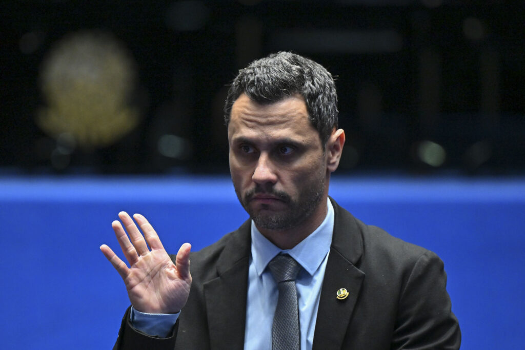 Cleitinho passa mal no Senado e cancela ato com Flávio Bolsonaro