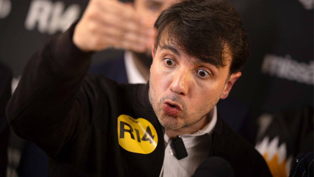 Renan Santos vota em São Paulo e ataca Flávio: "desqualificado, covarde e burro"