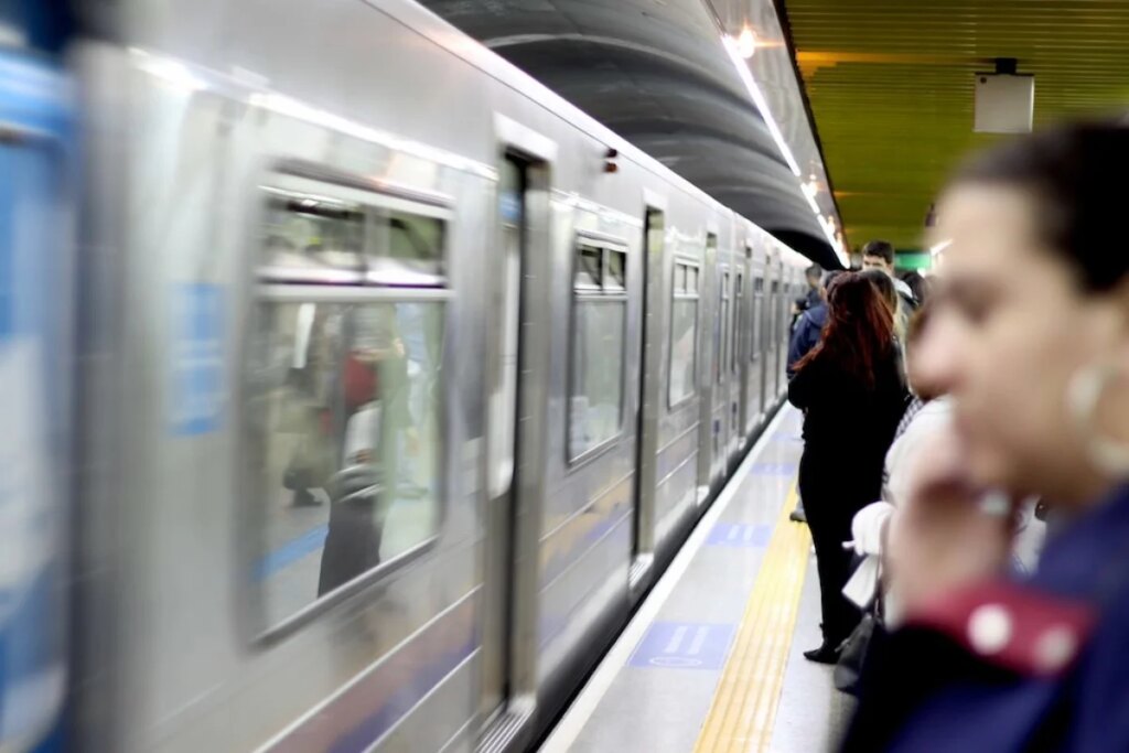 Caos nos trilhos: 3 linhas de metrô têm problemas na manhã desta sexta