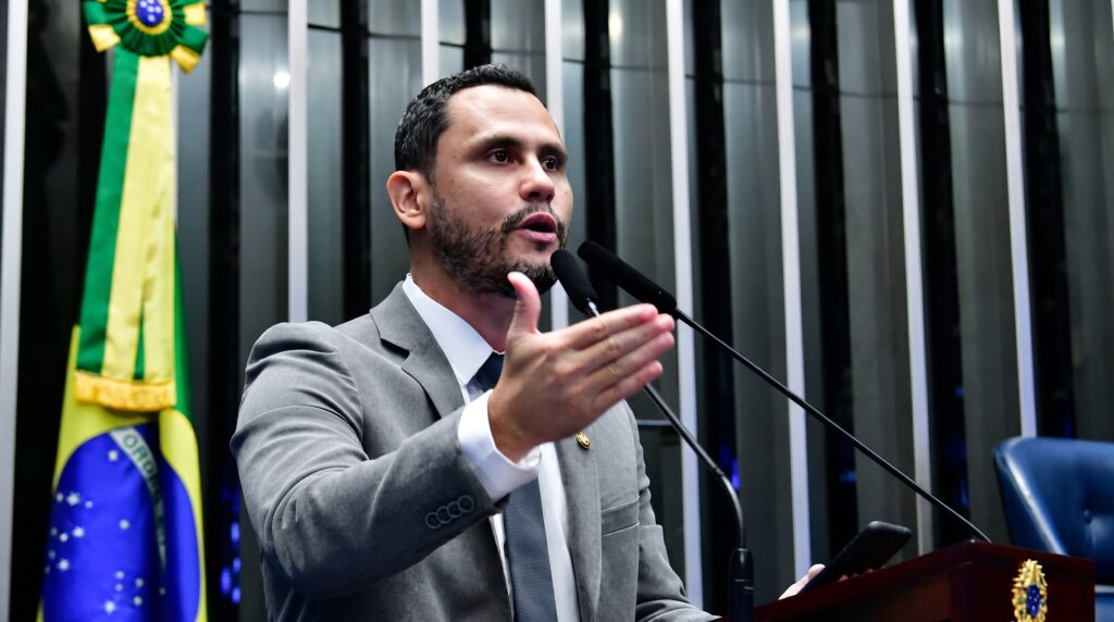 Depois de fala de Lula, Cleitinho reafirma apoio a Flávio Bolsonaro