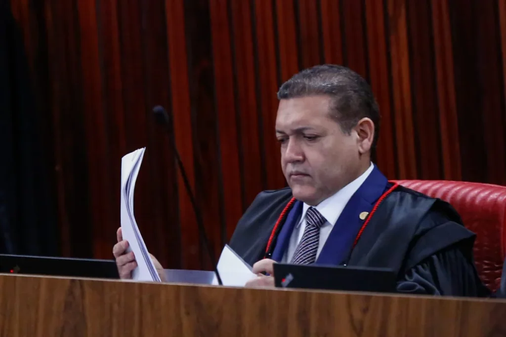 Presidente do TSE faz balanço parcial e fala em "eleição exitosa"