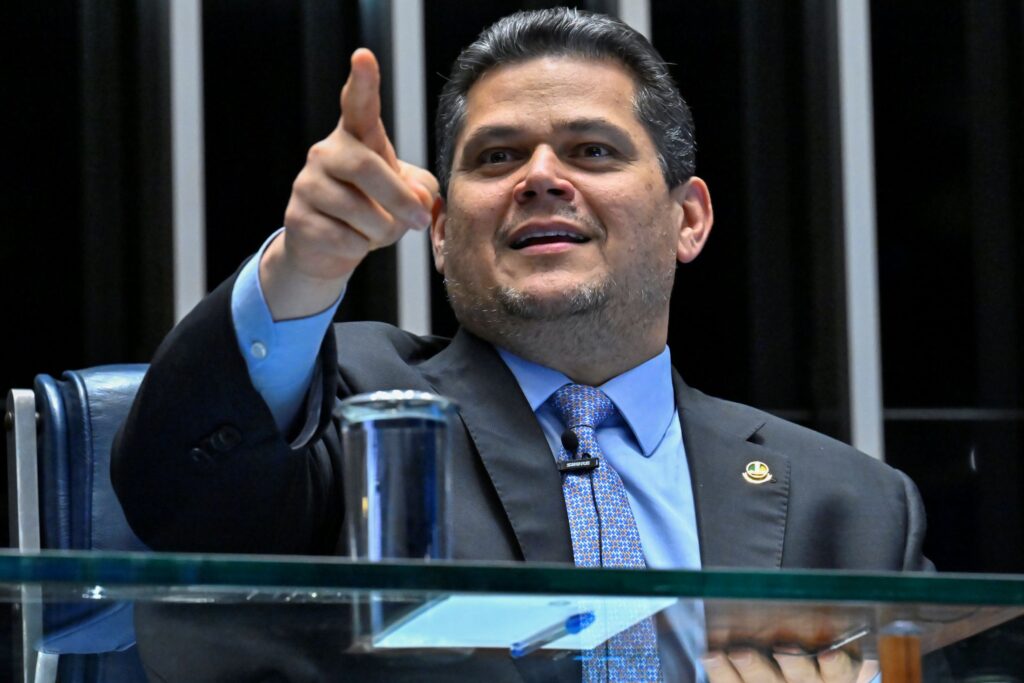 Alcolumbre marca votação da PEC do fim da escala 6x1 para próxima quarta (14)