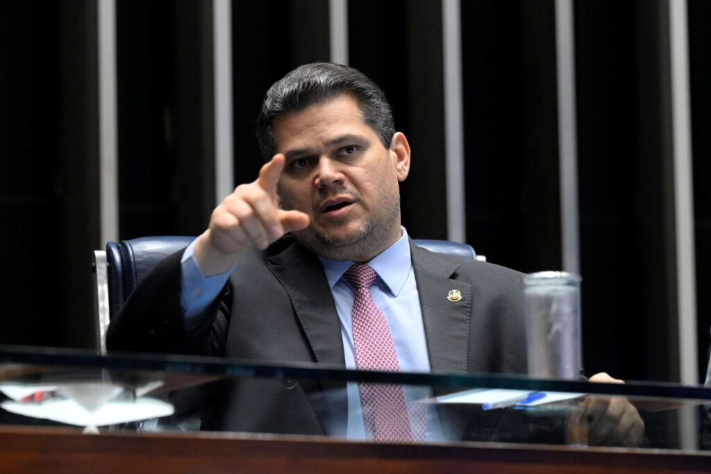 Senado tenta impedir divulgação de visitas de Vorcaro e mulher de Moraes