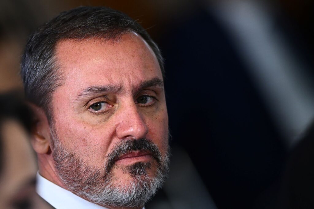 Flávio Bolsonaro pede investigação contra diretor-geral da PF