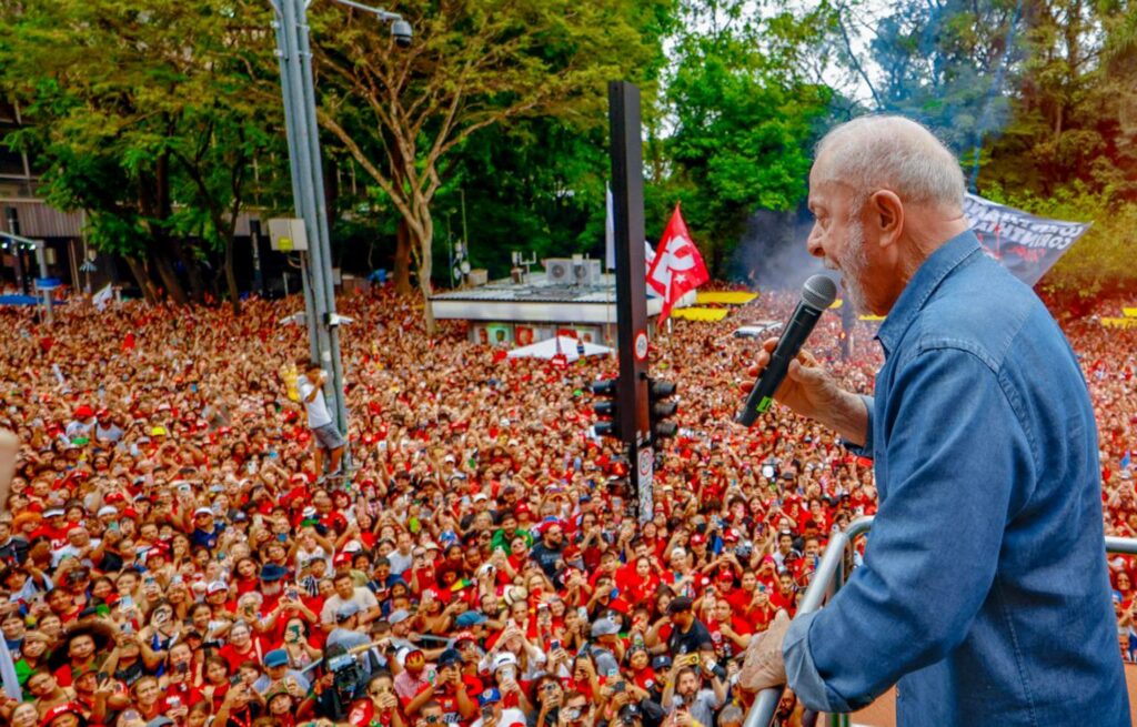 TSE manda Flávio remover vídeo que associa ato pró-Lula a uso de drogas