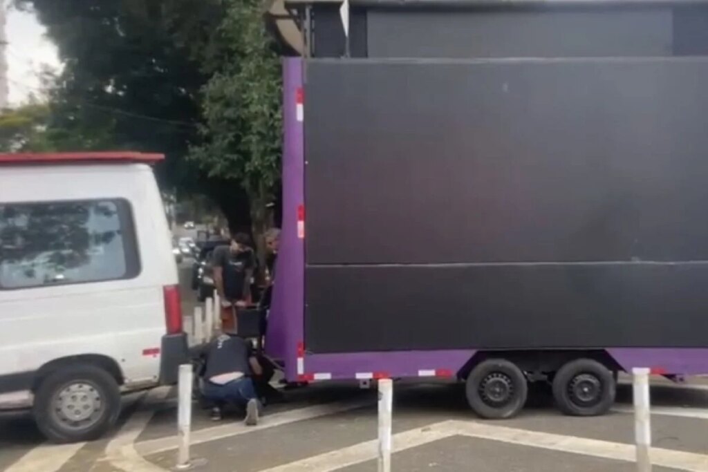 GSI intervém para liberar telão bancado pelo PT em frente ao debate da Band