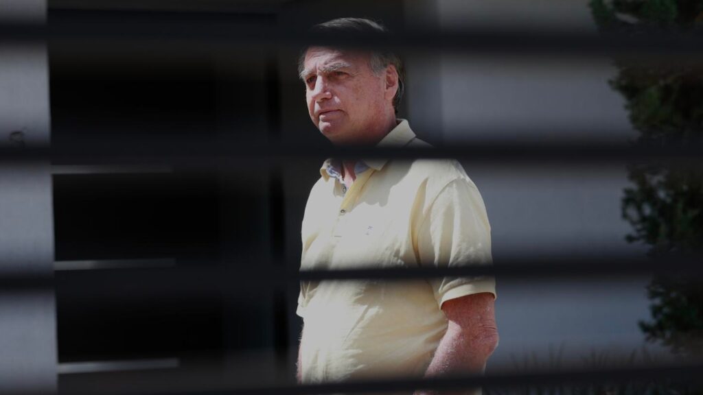 Defesa de Bolsonaro pede suspensão da pena de prisão