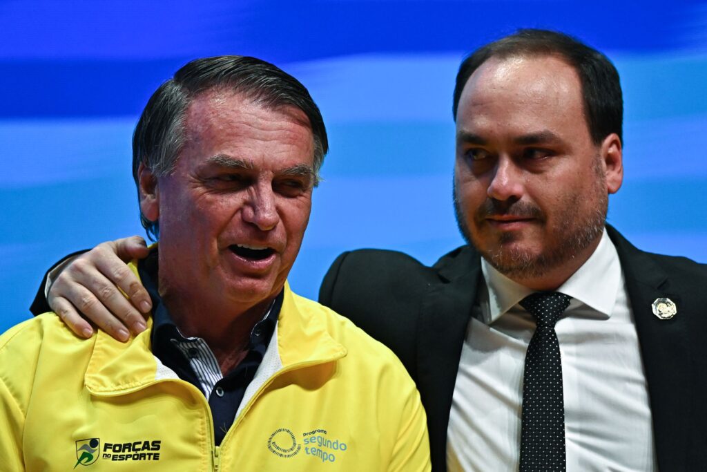Carlos diz que Bolsonaro está “feliz com o que está acontecendo no Brasil”