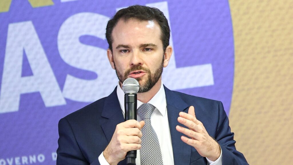 Ministro de Lula chama ajuste fiscal de Flávio Bolsonaro de “ilusão barata”