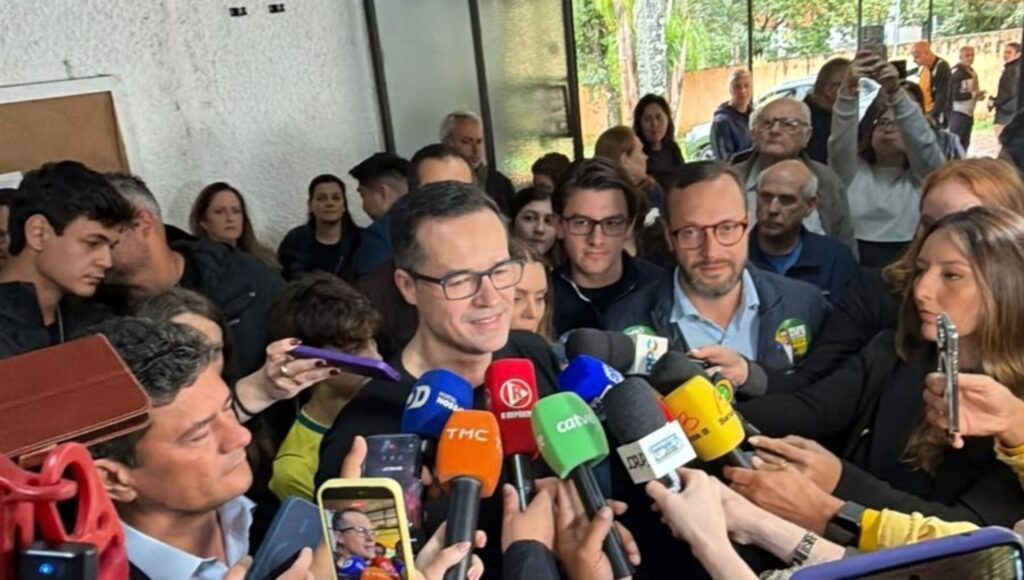 Deltan vota em Curitiba e celebra decisão de Nunes Marques