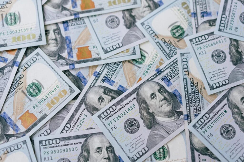 Dólar abre em trajetória de queda e se mantém abaixo de R$ 5 após 1º turno