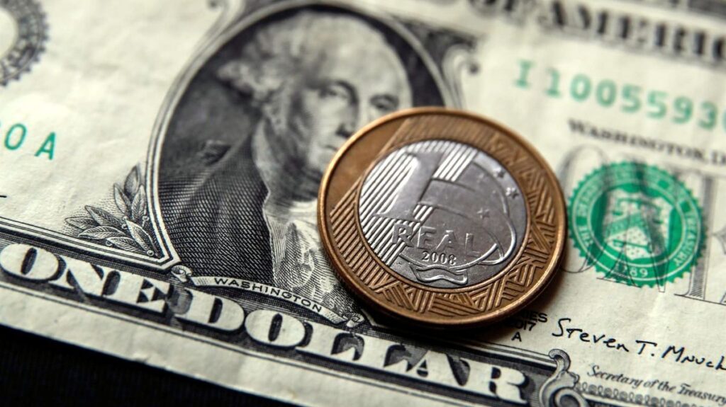 Dólar cai e fundos brasileiros no exterior disparam após liderança de Flávio