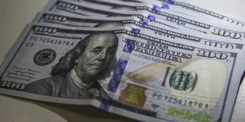 Dólar volta a R$ 5 com ambiente externo e ajuste pós-eleitoral