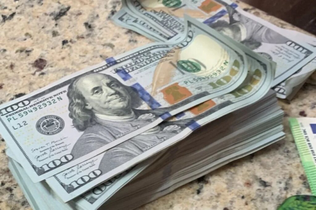 Dólar abre a R$ 5 nesta quarta à espera de ata do FED e mercados em baixa