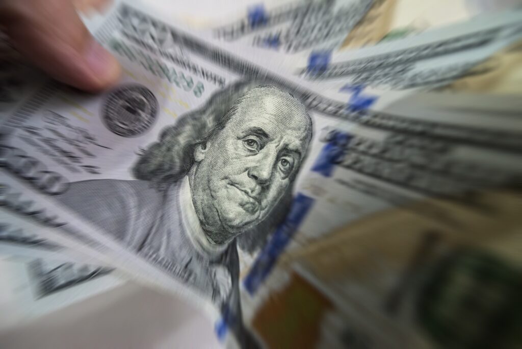 Dólar e Ibovespa operam em leve alta, de olho em dados dos EUA e às vésperas das eleições