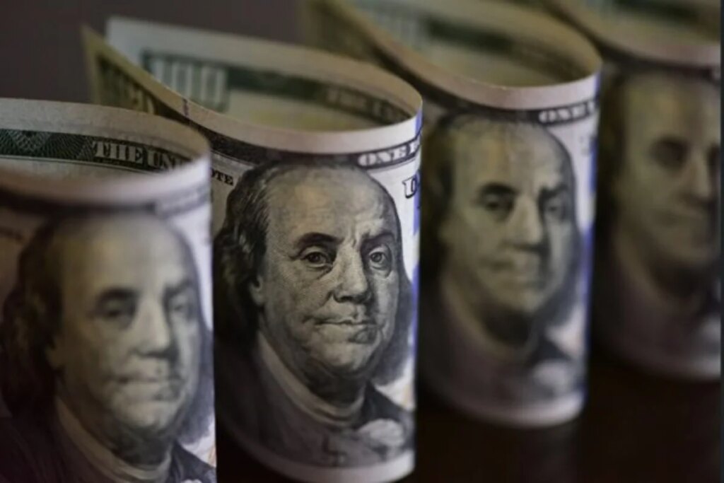 Dólar abre estável à espera de indicadores econômicos e eleições