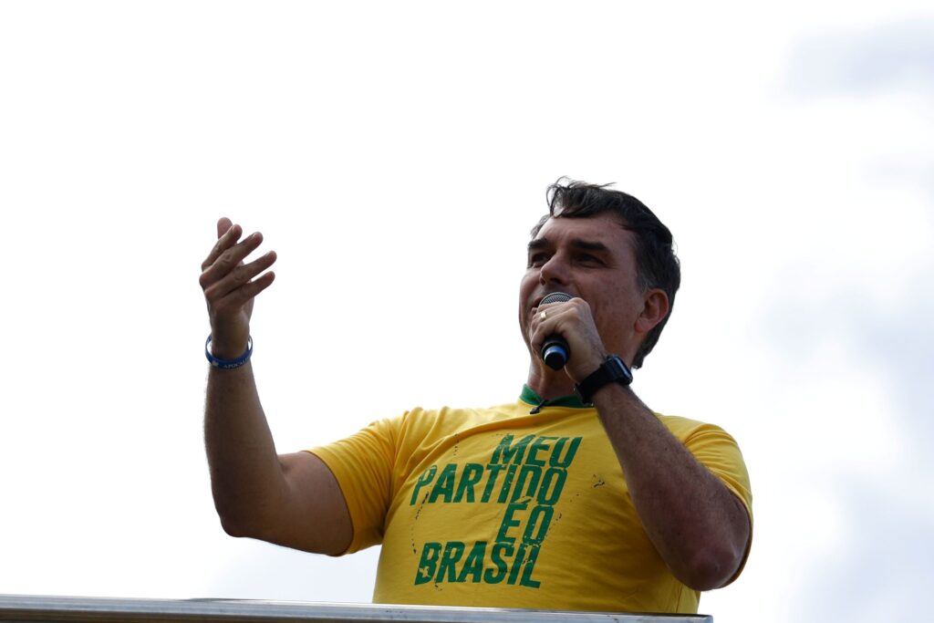 Em ato evangélico, Flávio diz que Brasil enfrenta “guerra espiritual”