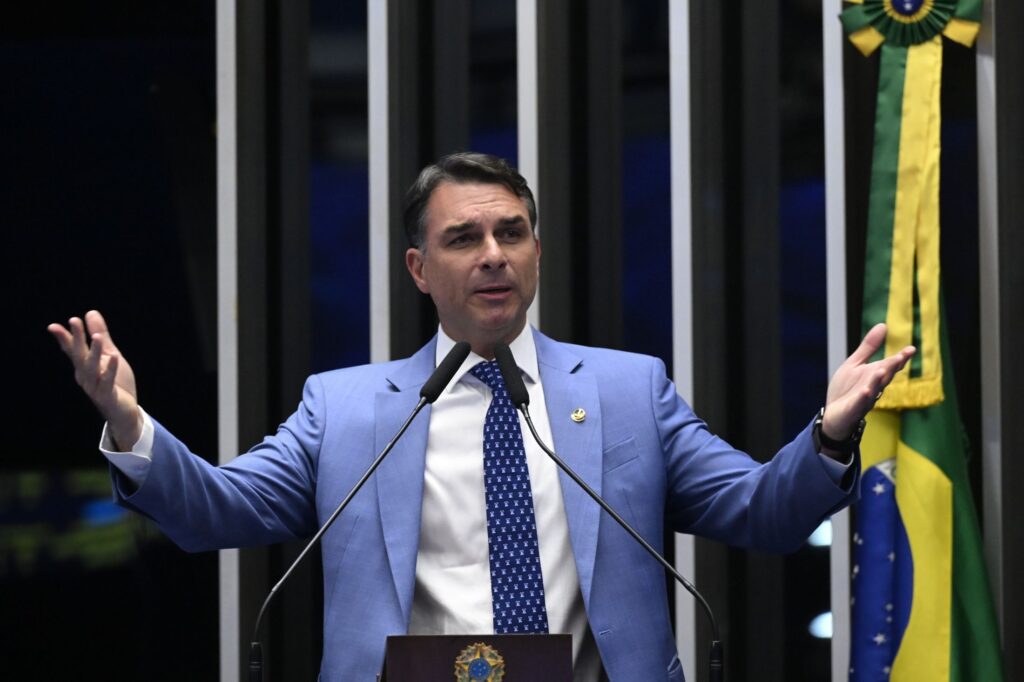 Flávio pede renúncia de Moraes após decisão contra Eduardo