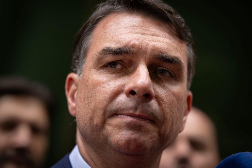 Flávio vê “complacência com fake news” na liberação de canal pró-Lula