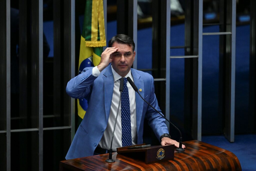 Campanha de Flávio contesta relatório do TSE sobre canal pró-Lula