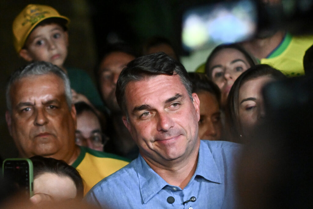Mercado financeiro e Flávio Bolsonaro: Bolsa bate recorde e dólar cai