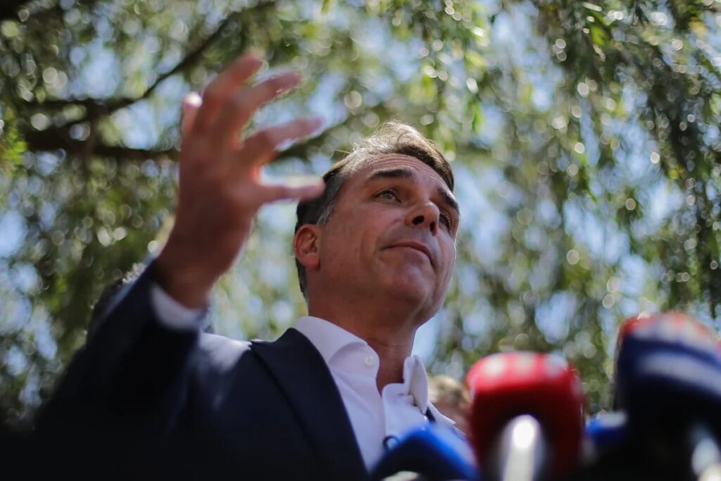 Emissoras apontam falha técnica no processamento da propaganda de Flávio
