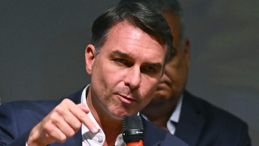 Flávio propõe fim da reeleição com mandato de 5 anos por emenda à Constituição