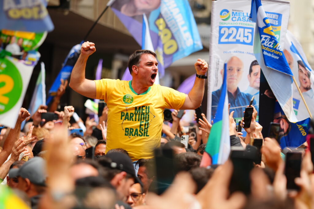 Flávio impõe revanche a Lula e chega como favorito ao 2º turno
